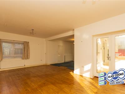 OPEN PLAN DINING ROOM & LIVING ROOM